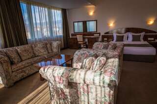 Отель Hotel Sevlievo Plaza Севлиево Номер Делюкс с кроватью размера "king-size" (2 взрослых)-3