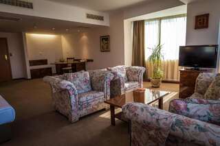 Отель Hotel Sevlievo Plaza Севлиево Номер Делюкс с кроватью размера "king-size" (2 взрослых)-5
